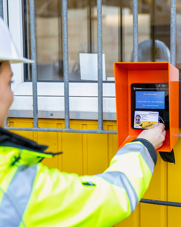 Anmeldung in der Baustellen Zutrittskontrolle mit dem robusten RFID-Baustellenausweis der BAUSTELLENCARD